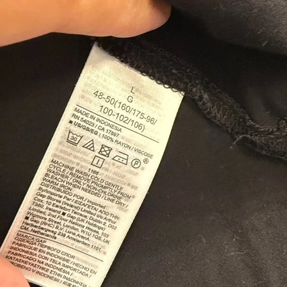 GAP Black V-Neck Top - Size L - Picture 2 of 3